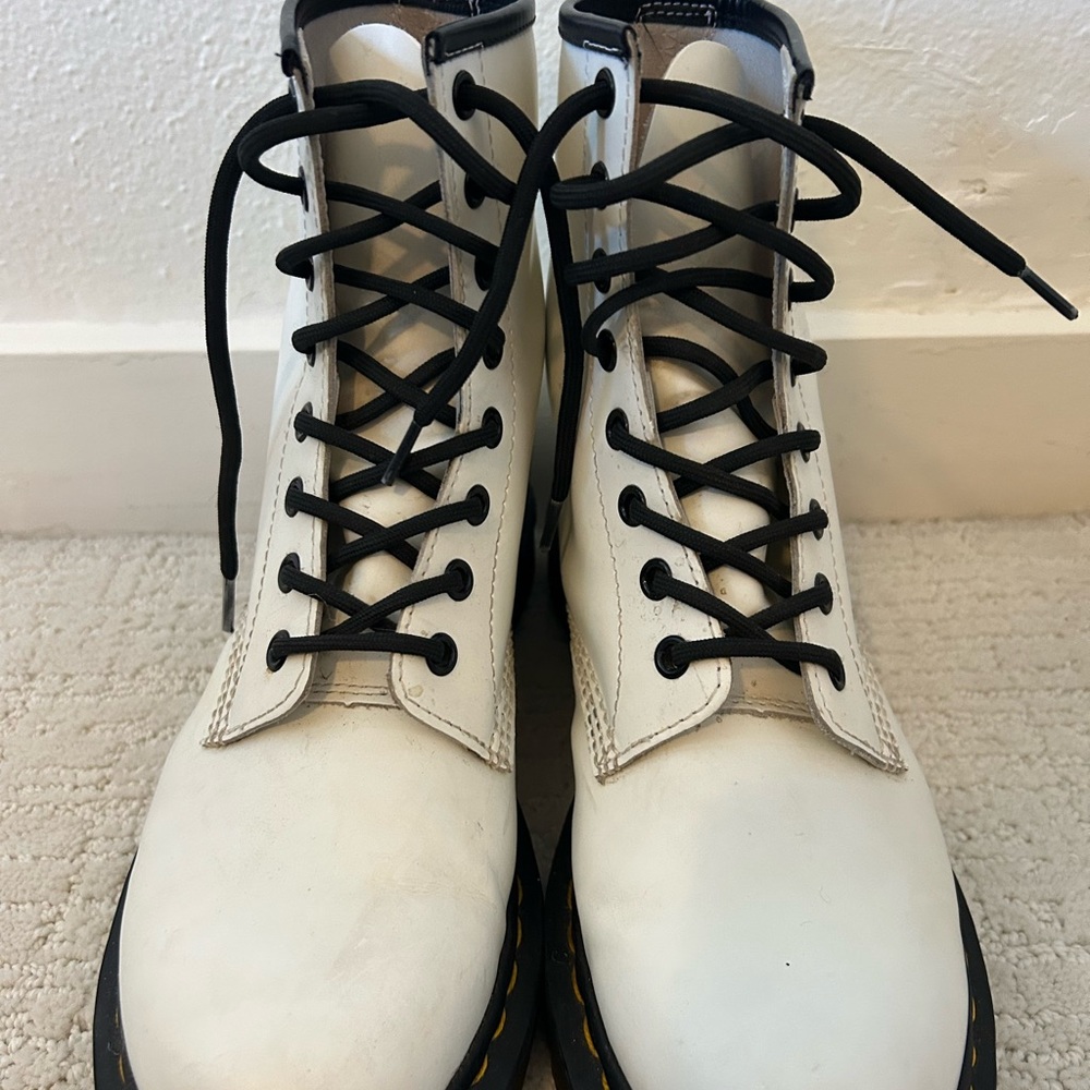 Size 8 woman’s doc martens 1460 smoother leather lace up boots